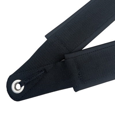 Correia preta de tecido com argola metálica