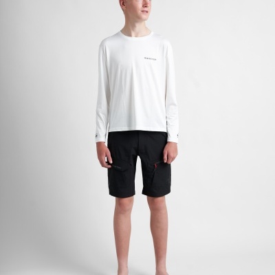 Rapaz com t-shirt branca de manga comprida e calções pretos em fundo branco