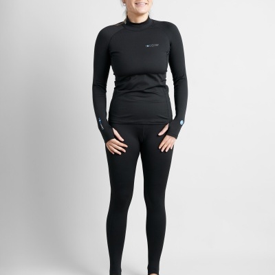 Mulher a usar roupa térmica preta com logótipo IONOFIT