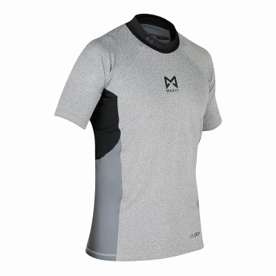 Camisola desportiva cinza claro e preta com logo MAGIC no peito