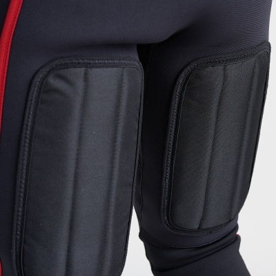 Calças desportivas pretas com reforços acolchoados nas coxas e risca vermelha lateral