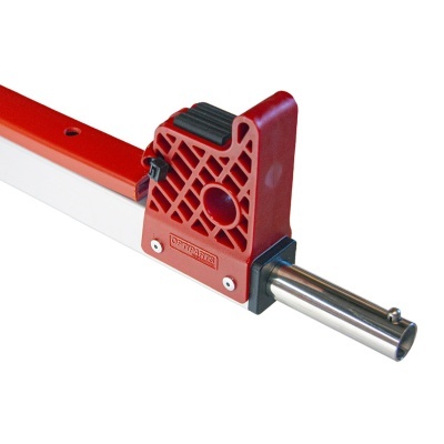 Barra metálica vermelha e branca com peça plástica vermelha e corpo metálico prateado