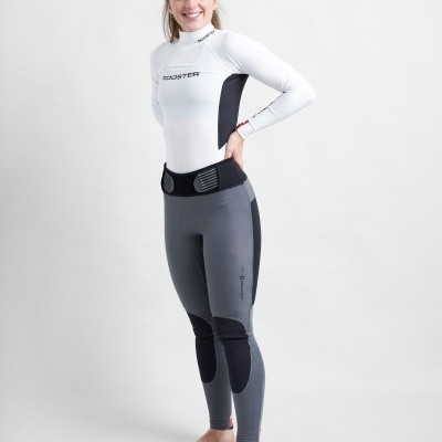 Mulher vestindo conjunto desportivo branco e cinzento com texto ROOSTER no peito.