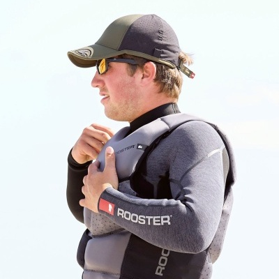 Homem de perfil com boné e colete salva-vidas ROOSTER