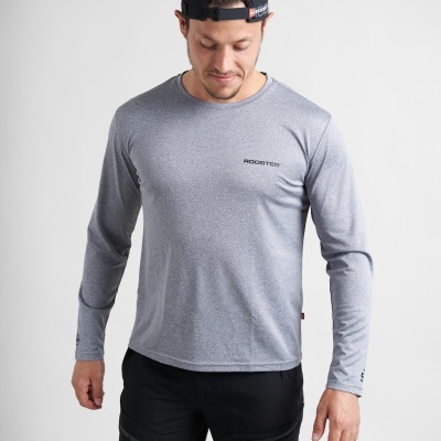 Homem vestido com camisola cinzenta de manga comprida e calças pretas em fundo cinzento claro