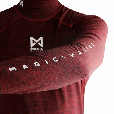 Camisola técnica vermelha com logo MAGIC MARINE na manga e peito