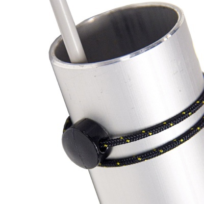 Tubo metálico prateado com cordão preto e amarelo preso com botão e uma haste branca dentro