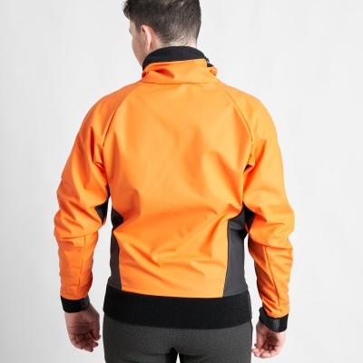 Casaco desportivo laranja com detalhes pretos visto de costas