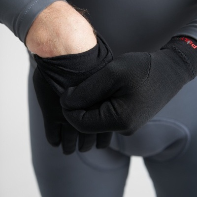 Luvas pretas elásticas usadas por pessoa com roupa cinzenta