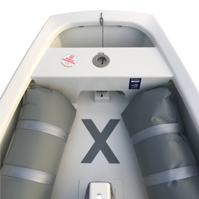 Bote insuflável cinzento e branco com almofadas e selo de inspeção