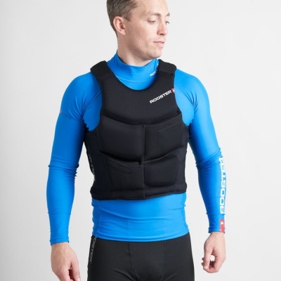 Homem com proteção padding preta sobre camisola azul com texto ROOSTER