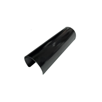 Proteção preta curvada de plástico sobre fundo branco