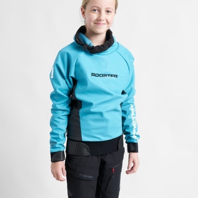 Menina com blusão azul claro e calções pretos em fundo branco