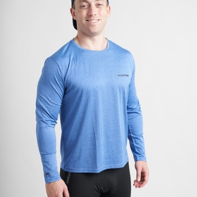 Homem com t-shirt desportiva azul de manga comprida e calças pretas