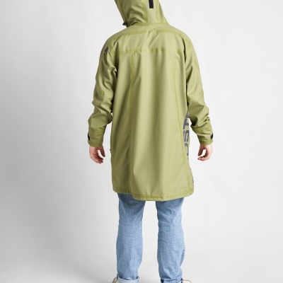 Casaco impermeável verde-oliva com capuz visto de costas.