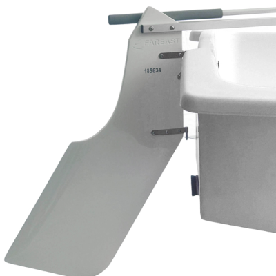 Pá ou leme de barco branco em material plástico com texto BAREAST e número 185634, fixado a estrutura metálica e balde branco.