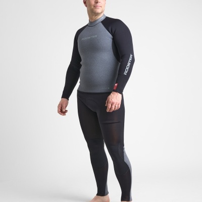 Homem com fato de mergulho preto e cinzento, roupas desportivas ajustadas.