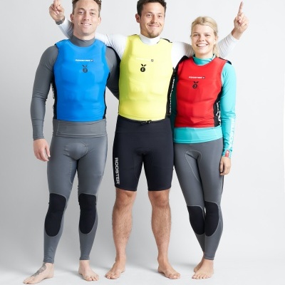 Três pessoas com coletes azuis, amarelo e vermelho e calças de neoprene cinza com reforços pretos em fundo branco