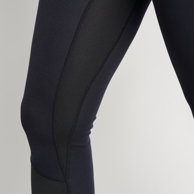 Leggings pretas com painéis laterais em malha sobre fundo cinza claro