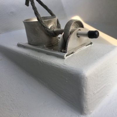 Suporte metálico para corda com placa branca e corda cinzenta