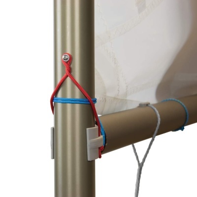 estrutura metálica com cordas coloridas e tecido branco ao fundo