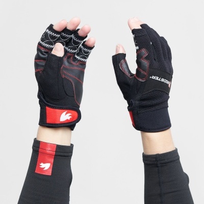 Par de luvas de desporto de meio dedo pretas com detalhes em vermelho e branco.