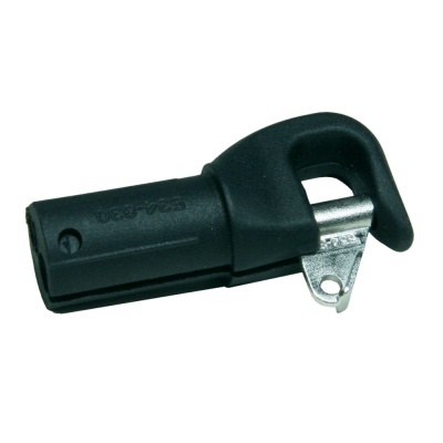 Cubierta de enchufe negro con pieza metálica plateada