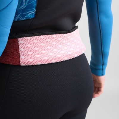 Roupa desportiva azul e preta com faixa elástica rosa claro e vermelho na cintura.