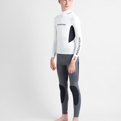 Rapaz com roupa desportiva branca e cinzenta com logótipo ROOSTER