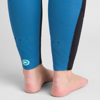 Calças de neoprene azul e preta com pequenos orifícios e logótipo na parte inferior
