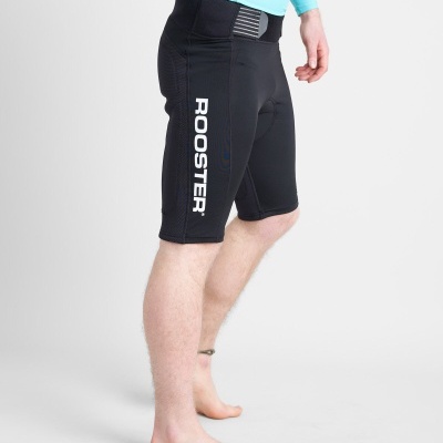 Calções de ciclismo pretos com logo ROOSTER usados por pessoa com camiseta azul clara