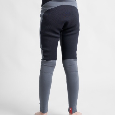 Calças desportivas bicolor preto e cinzento com texto ROOSTER na cintura vistas pelas costas