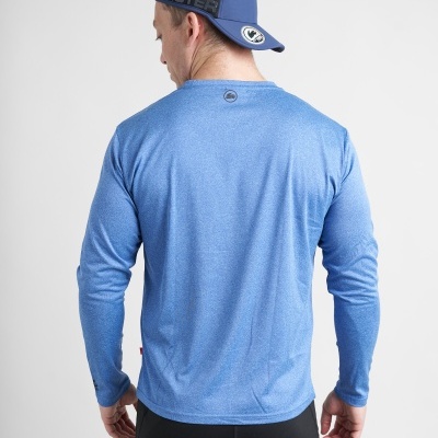 Homem de costas com t-shirt azul e boné azul e preto.