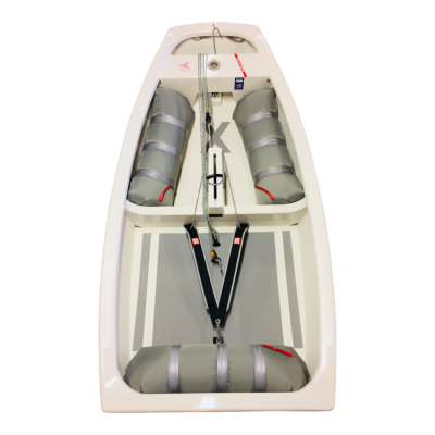 Barco insuflável branco com assentos cinzentos e detalhes vermelhos em fundo branco.