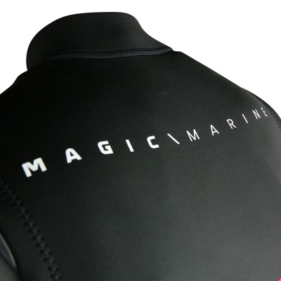 Casaco preto de neopreno com texto branco 'MAGIC MARINE' nas costas