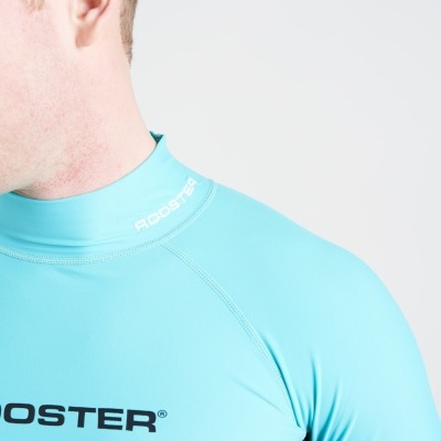 Roupa desportiva azul turquesa com inscrições ROOSTER