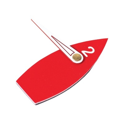 Marcador de mesa em formato de barco vermelho com o número 2 e ponteiro branco e vermelho