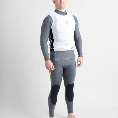 Homem com fatos de neoprene cinza e colete branco com texto DAKINE