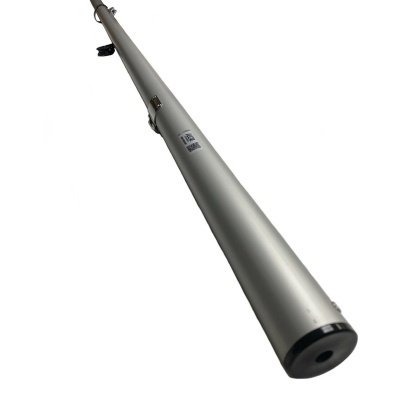 Tubo metálico cinza longo com texto e tampa preta numa extremidade