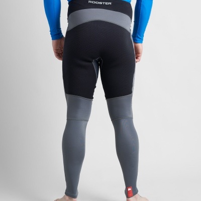 Calças desportivas pretas e cinza com o texto ROOSTER, usadas por trás