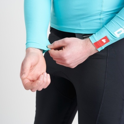 Camisola azul clara e calções pretos de ciclismo