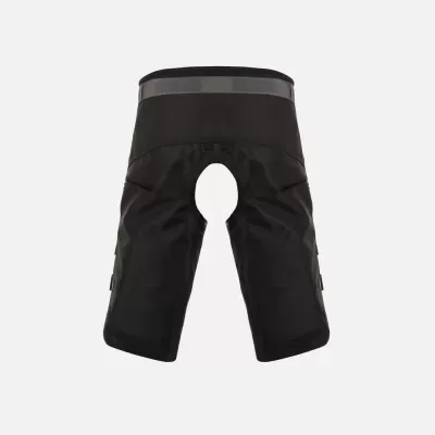 Calções pretos com cintura cinza escuro e recorte arredondado na parte traseira