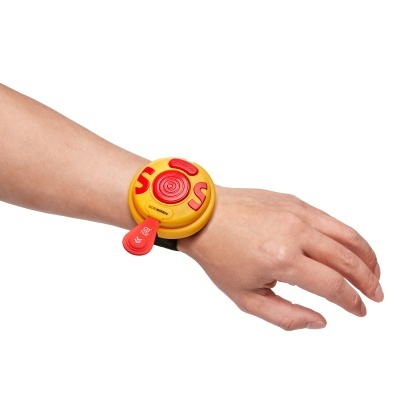 Dispositivo de pulso amarelo e vermelho com botão SOS