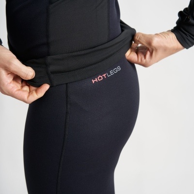 Leggings pretas com texto HOT LEGS na anca, vestidas por pessoa em fundo branco