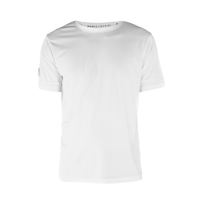 Camiseta branca de manga curta com gola redonda e etiqueta interna visível