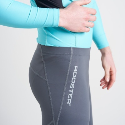 Modelo a usar roupa desportiva azul e cinza com logótipo ROOSTER