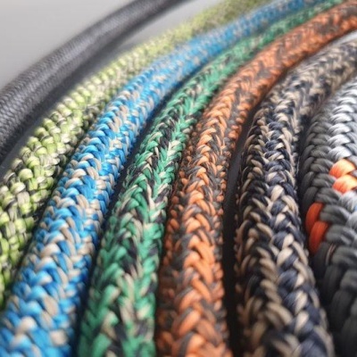 Cabos trançados coloridos com diferentes padrões e texturas entrelaçadas