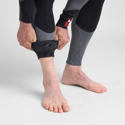 Leggings desportivas cinza e preto com detalhes vermelhos, modelo a puxar parte inferior
