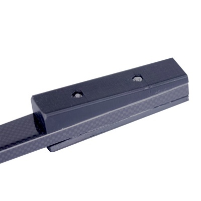 Objeto preto de fibra de carbono com parafusos hexagonais