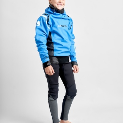 Rapaz com roupa técnica azul e preta, calça preta com cinza, em fundo branco